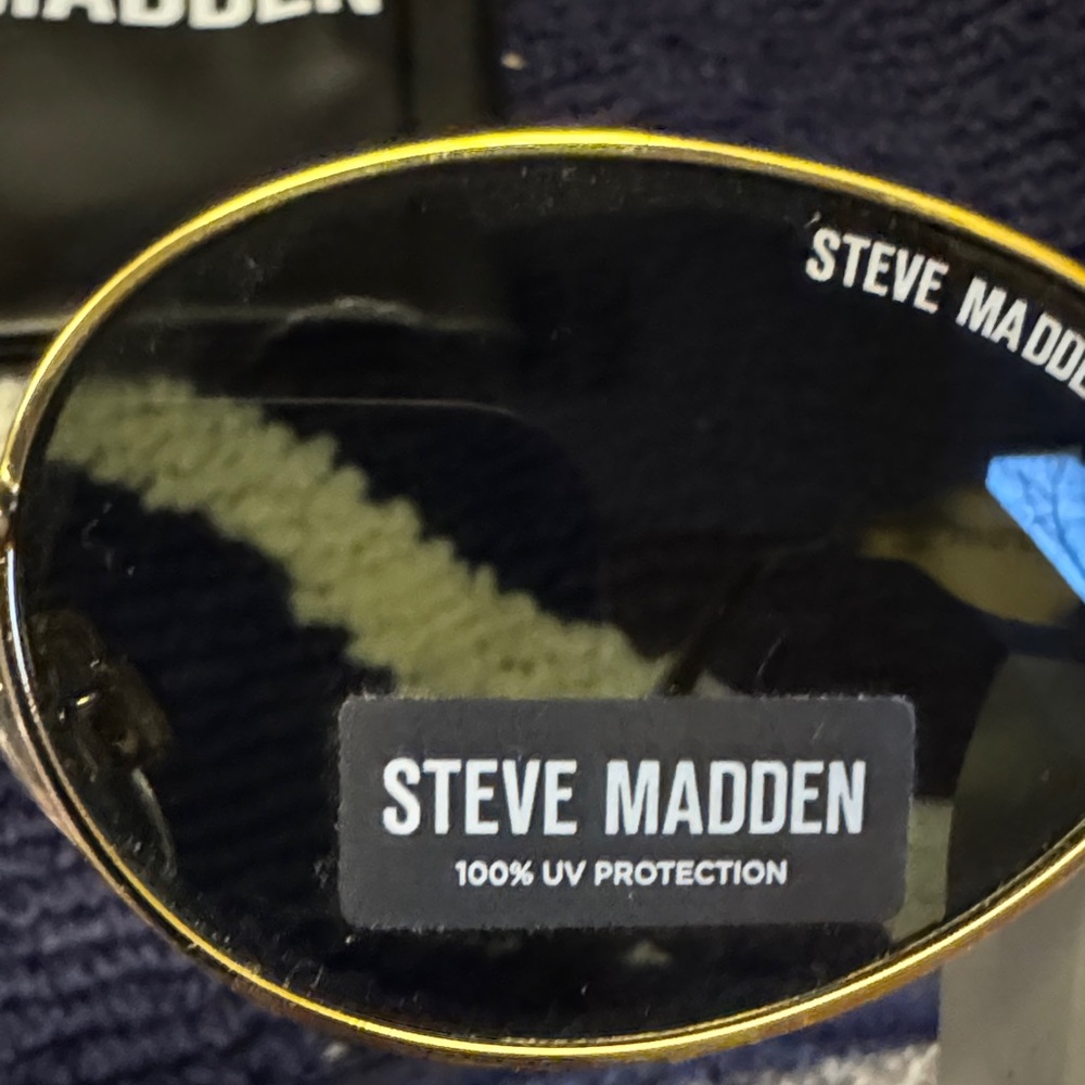 Steve Madden Black and Gold Sunglasses - 90s/y2k - Picture 3 of 8